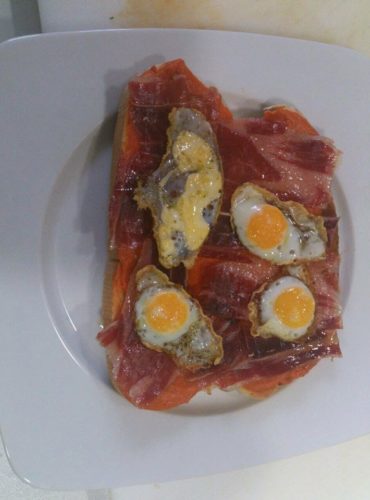 tosta con salmorejo, jamón y huevos de codorniz